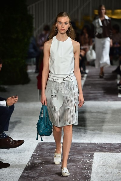 春夏でも着られるレザーを提案、「トッズ」15年春夏