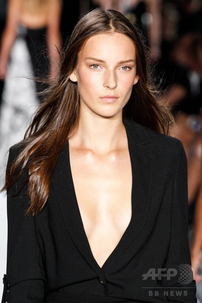 アンソニー・バカレロとコラボ、「ヴェルサス ヴェルサーチ」15年春夏