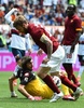 14-15イタリア・セリエA第34節、ASローマ対ジェノア。ジェノアのGKマッティア・ペリンとボールを競るASローマのダニエレ・デ・ロッシ（2015年5月3日撮影）。(c)AFP/GABRIEL BOUYS
