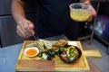 カンボジア北部シエムレアプのレストランで、サソリとクモを使った料理を用意するシェフ（2019年10月24日撮影）。(c)TANG CHHIN Sothy / AFP