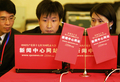 2007年10月14日、北京（Beijing）・人民大会堂（Great Hall of the People）で、パソコンに向かう記者たち。(c)AFP/Frederic J. BROWN