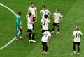 日本、W杯16強ならず 王国ブラジルに逆転負け サッカーW杯北中米大会・決勝トーナメント1回戦、ブラジル対日本。失点後に言葉を交わす日本の選手(2026年6月29日撮影)。(c)Molly Darlington/Getty Images/AFP