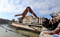 伊ローマのテベレ川に飛び込む人（2023年1月1日撮影）。(c)Tiziana FABI / AFP