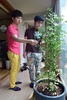 韓国ソウルの自宅で過ごす金趙光秀さん（右）と金承煥さんのカップル（2015年7月15日撮影）。(c)AFP/JUNG YEON-JE