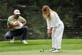 男子ゴルフ米国ツアーメジャー第1戦、第86回マスターズ・トーナメントのパー3コンテストで、娘を抱えながら妻のパットを見守るエリック・ファン・ローエン（左、2022年4月6日撮影）。(c)Gregory Shamus/Getty Images/AFP
