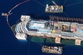 イタリア中部ジリオ（Giglio）島沖で、浮上した豪華客船コスタ・コンコルディア（Costa Concordia）号（2014年7月20日撮影）。(c)AFP/PROTEZIONE CIVILE ITALIANA
