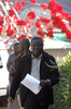 ジンバブエの首都ハラレ（Harare）で、記者会見に向かう野党・民主変革運動（Movement for Democratic Change、MDC）のモーガン・ツァンギライ（Morgan Tsvangirai）議長（2008年6月27日撮影）。(c)AFP/Alexander Joe