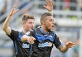 13-14ドイツ・ブンデスリーガ1部第4節、SCパーダーボルン07（SC Paderborn 07）対ハノーバー96（Hannover 96）。試合に勝利し喜ぶSCパーダーボルン07のエリアス・カチュンガ（Elias Kachunga、右）とモリッツ・シュトッペルカンプ（Moritz Stoppelkamp、2014年9月20日撮影）。(c)AFP/DPA/OLIVER KRATO