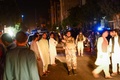 アフガニスタン西部ヘラートで、モスクでの爆発事件の後、路上に立つ人々の中を歩く武装治安要員（2017年8月1日撮影）。(c)AFP/Hoshang Hashimi