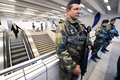 ユダヤ人学校銃乱射事件が起きた仏南西部トゥールーズ（Toulouse）の地下鉄駅構内で警備に当たる兵士（2012年3月20日撮影）。(c)AFP/PASCAL PAVANI