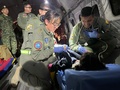 コロンビアのジャングルで見つかった子どもの健康状態を調べる兵士。空軍提供（2023年6月9日撮影・提供）。(c)AFP PHOTO / COLOMBIAN AIR FORCE