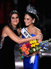 2015年大会の優勝者、フィリピン代表のピア・アロンソ・ウォルツバック（Pia Alonzo Wurtzbach）さん（右）。米ラスベガスで開かれた同大会の最終選考会で。左は2014年大会優勝者でコロンビア代表のパウリーナ・ベガさん（2015年12月20日撮影）。(c)AFP/Getty Images/Ethan Miller