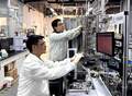 実験室で水素製造反応の評価作業を行う水素製造チームのメンバー（2025年2月13日撮影）。(c)Xinhua News
