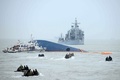 韓国南西部珍島（Jindo）郡屏風（Byungpoong）沖で続く、沈没した旅客船セウォル（Sewol）号の乗客の救出作業（2014年4月17日撮影）。(c)AFP/ED JONES