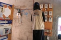 イエメン首都サヌア北西のアブスにある太陽光発電所で電気メーターを点検する女性（2021年3月9日撮影）。(c)AFP