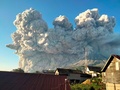インドネシア・スマトラ島のシナブン山が噴火し、上空に立ち上る噴煙（2021年3月2日撮影）。(c)Sastrawan Ginting / AFP
