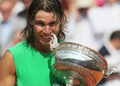 全仏オープン・テニス2008男子シングルスを制し、トロフィーを手に歓喜するラファエル・ナダル。（2008年6月8日撮影）(c)AFP/THOMAS COEX