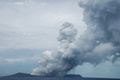 トンガの首都ヌクアロファ（Nuku&apos;alofa）の約65キロ北西で、火山から立ち上る蒸気とガス（2015年1月17日撮影）。(c)AFP/Matangi Tonga/Mary Lyn Fonua
