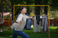 中国・北京の公園でバドミントンをする女性（2020年4月27日撮影、資料写真）。(c)WANG ZHAO / AFP