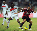 ドバイ･チャレンジカップ2012（Dubai Challenge Cup 2012）は4日行われ、ACミラン（AC Milan）はパリ・サンジェルマン（Paris Saint-Germain）に1-0で勝利した。

パリ･サンジェルマンのネースケンス・ケバノ（Neeskens Kebano、左）とボールを競るACミランのジェンナロ・ガットゥーゾ（Gennaro Gattuso、2012年1月4日撮影）。(c)AFP/FRANCK FIFE