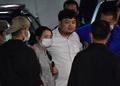 タイの首都バンコクで、警察署に到着し、母親に付き添われる民主活動家のパリット・チワラック氏（中央右側、2020年8月14日撮影）。(c)Lillian SUWANRUMPHA / AFP