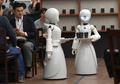 客席に注文品を運ぶロボット「オリヒメディー」（2018年11月26日撮影）。(c)AFPBB News/Yoko Akiyoshi
