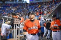 17MLB、ピッツバーグ・パイレーツ対マイアミ・マーリンズ。ダッグアウトでチームメートに祝福されるマイアミ・マーリンズのイチロー（2017年4月30日撮影）。(c)AFP/Getty Images/Mark Brown