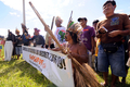 ブラジル北部パラ（Para）州のアマゾン（Amazon）地域に建設予定のベロモンテ（Belo Monte）水力発電ダムの工事入札が行われた首都ブラジリア（Brasilia）の国家電力エネルギー庁（ANEEL）前で抗議デモを行う先住民や環境保護団体（2010年4月20日撮影）。(c)AFP/Evaristo SA