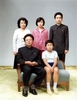 北朝鮮・平壌（Pyongyang）で撮影された（前列左から）金正日（キム・ジョンイル、Kim Jong-Il）総書記、長男・金正男（キム・ヨンナム、Kim Jong-Nam）氏、（後列左から）総書記の義理の姉、成蕙琅（ソン・ヘラン、Sung Hye-Rang）氏、その娘、李南玉（リ・ナムオク、Lee Nam-Ok）氏、息子、李一男（リ・イルナム）氏の写真（1981年8月19日撮影）。(c)AFP