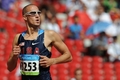 北京五輪陸上・男子400メートル1次予選を終えてタイムを確認する米国のジェレミー・ウォーリナー。（2008年8月18日撮影）(c)AFP/GABRIEL BOUYS