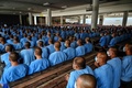 タイのチョンブリ中央刑務所で新型コロナウイルスのワクチン接種を受け、副反応の有無を観察するため待機させられる受刑者ら（2021年6月25日撮影）。(c)Lillian SUWANRUMPHA / AFP