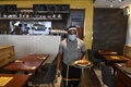 インド・ニューデリー郊外グルガオンのCoCo壱番屋で、料理を運ぶ従業員（2020年8月26日撮影）。(c)SAJJAD  HUSSAIN / AFP