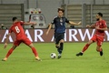 2026年サッカーW杯北中米大会アジア最終予選、グループC、バーレーン対日本。バーレーンの選手とボールを競る板倉滉（中央、2024年9月10日撮影）。(c)Mazen Mahdi / AFP