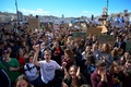 フランスのマルセイユで、地球温暖化対策を求めてデモに参加する若者たち（2019年3月15日撮影）。(c)Christophe SIMON / AFP