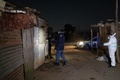 南ア・ボクスブルク地区近郊のアンジェロ非公式居住区で、ガス漏れ発生現場近くに立つ警察の法医学者（2023年7月6日撮影）。(c)Wikus de Wet / AFP
