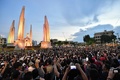 タイ・バンコクの民主記念塔周辺での反政府デモに参加した人々（2020年8月16日撮影）。(c)Lillian SUWANRUMPHA / AFP