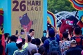 インドネシアで開催されるサッカーU-17W杯の宣伝ブースを視察するインドネシアサッカー協会（PSSI）のエリック・トーヒル会長（中央、2023年10月15日撮影）。(c)BAY ISMOYO / AFP