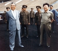 父親の金日成（Kim Il-Sung）国家主席（当時、左）と平壌（Pyongyang）のサッカー場を視察する金正日（キム・ジョンイル、Kim Jong-Il）氏（1992年撮影）。(c)AFP