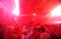 インド・バルサナ（Barsana）にあるラーダー・ラニ寺院（Radha Rani Temple）で21日、春を迎える祭り「Lathmar Holi」が催され、人々がカラフルな粉や水を掛け合った。ヒンズー教の春の祭典「ホーリー（Holi）」は今年は3月27日に行われるが、バーサーナには一足早く、地元版の「Lathmar Holi」で春を祝う習わしがある（2013年3月21日撮影）。(c)AFP/Sanjay Kanojia