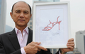 香港を訪れたシューズデザイナーのジミー・チュウ（Jimmy Choo、2011年3月11日撮影）。(c)AFP/MIKE CLARKE