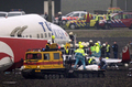 オランダ・首都アムステルダム（Amsterdam）のスキポール（Schiphol）空港で遺体を運ぶ救急隊（2009年2月25日撮影）。(c)AFP/OLAF KRAAK