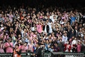 サッカー親善試合、香港選抜対インテル・マイアミ。写真を撮影する観客（2024年2月4日撮影）。(c)Peter PARKS / AFP