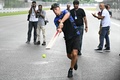 ロードレース世界選手権、第13戦インドGPを控え、会場のサーキットでクリケットをするモンスターエナジー・ヤマハのファビオ・クアルタラロ（2023年9月21日撮影）。(c)Money SHARMA / AFP