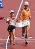 東京パラリンピック、陸上女子マラソン（視覚障害T12）。フィニッシュテープを切る道下美里（左、2021年9月5日撮影）。(c)Kazuhiro NOGI / AFP
