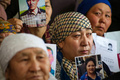 カザフスタンのアルマトイで、中国・新疆で拘束されたり行方不明になっている親族の写真を掲げる人々（2019年1月21日撮影）。(c)Ruslan PRYANIKOV / AFP