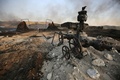 イスラム過激派組織「イスラム国（IS）」から奪還されたイラク北部ハウィジャの南部郊外で、IS戦闘員が火を放った油田（2017年10月6日撮影、資料写真）。(c)AFP/AHMAD AL-RUBAYE