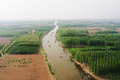 永定河の河北省廊坊市安次区区間（2020年5月16日撮影）。(c)Xinhua News