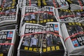 香港で配達される民主派の現地紙「蘋果日報（アップル・デーリー）」（2021年6月18日撮影）。(c)Anthony WALLACE / AFP