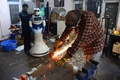 ネパールの首都カトマンズにあるスタートアップ企業パアイラ・テクノロジーで作業を行うエンジニア（2018年10月31日撮影）。(c)Prakash MATHEMA / AFP