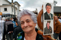 ボスニア・ヘルツェゴビナの首都サラエボ（Sarajevo）近郊のパレ（Pale）で、ラドバン・カラジッチ（Radovan Karadzic）被告の写真を掲げて同被告への支持を表明するセルビア系女性（2008年7月26日撮影）。(c)AFP